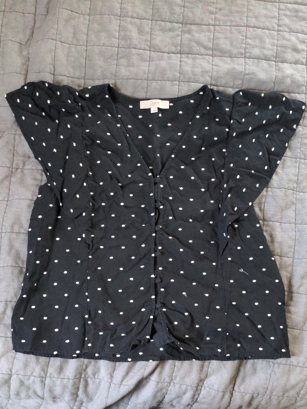 LOFT Black & White Polka Dot Button-Front Flutter Sleeve Top